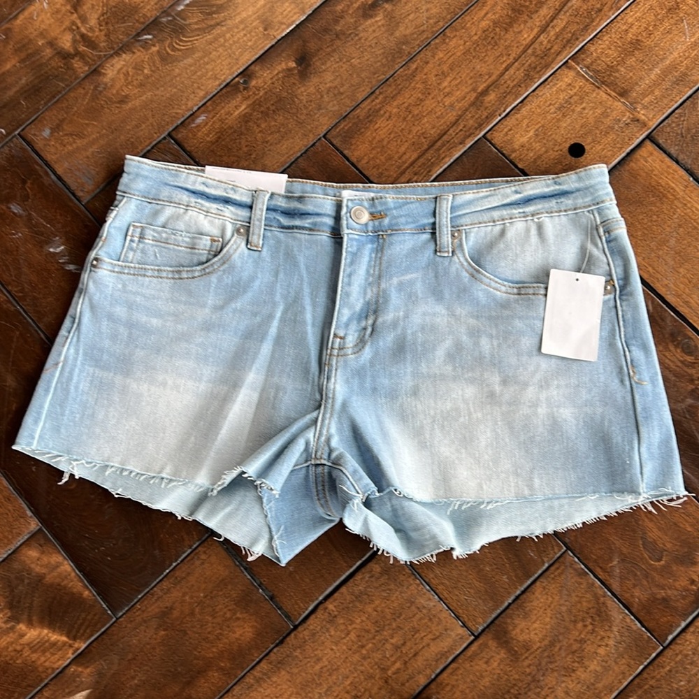 Designer Be Responsible faded light wash stretch low rise short